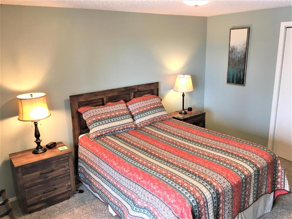 A bed or beds in a room at Priceless Black Hills View