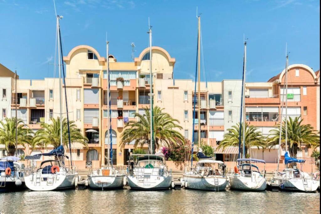 een groep boten aangemeerd voor een gebouw bij Résidence Port Soleil Duplex T3 46 m2 climatisé in Gruissan