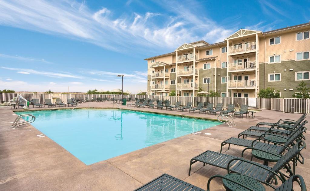 une piscine avec des chaises et un hôtel dans l'établissement WorldMark Long Beach, à Long Beach