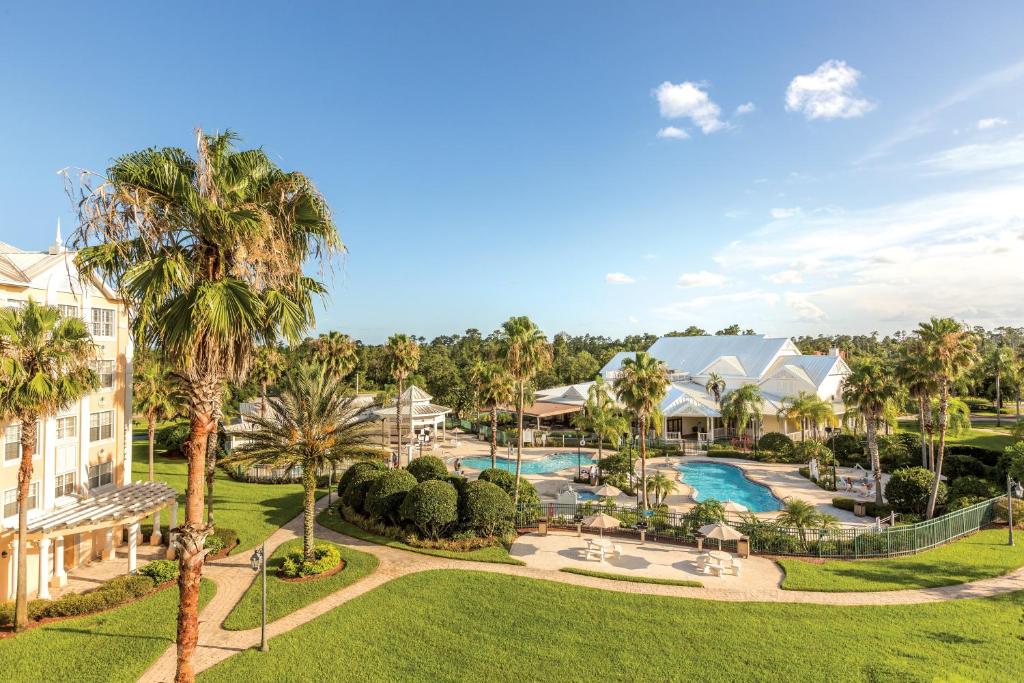 een luchtzicht op een resort met een zwembad en palmbomen bij WorldMark Orlando Kingstown Reef in Orlando