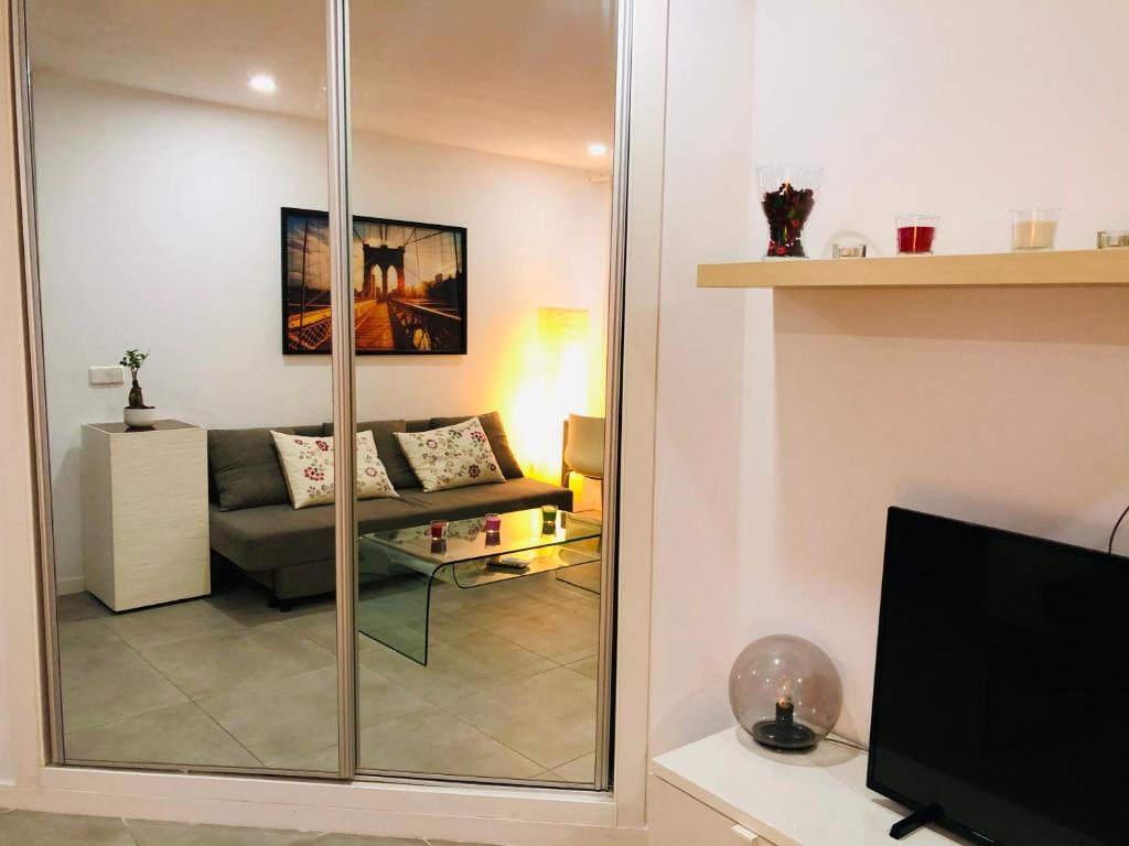 Televízia a/alebo spoločenská miestnosť v ubytovaní Apartamento Estrella Centro