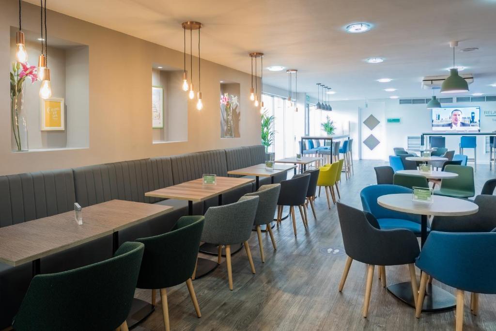 Posezení v ubytování Holiday Inn Manchester West by IHG