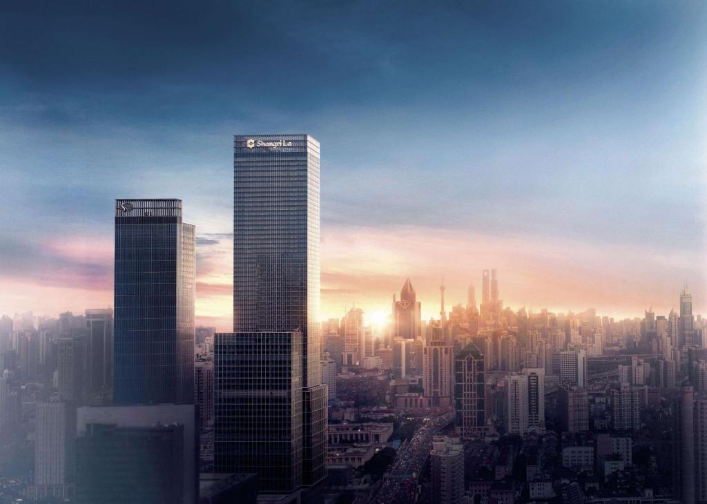 um horizonte da cidade com um arranha-céus alto em Jing An Shangri-La, Shanghai em Xangai