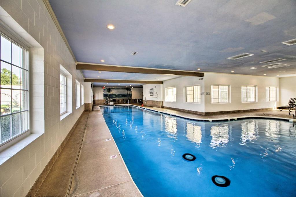 una gran piscina de agua azul en un edificio en Branson Family Resort Condo with Indoor Pool and Patio, en Branson