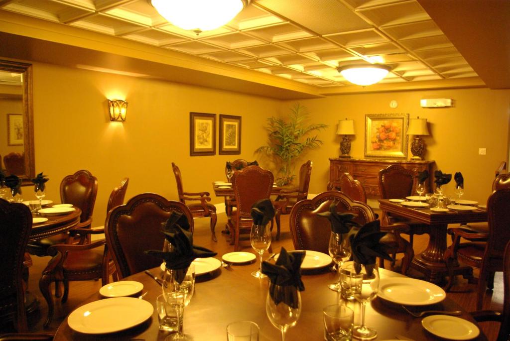 Restaurant ou autre lieu de restauration dans l'établissement Grant Hall Hotel