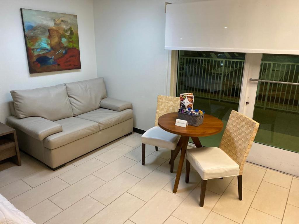 Peninsula Island Resort & Spa - Beachfront Property at South Padre Island - King Studio