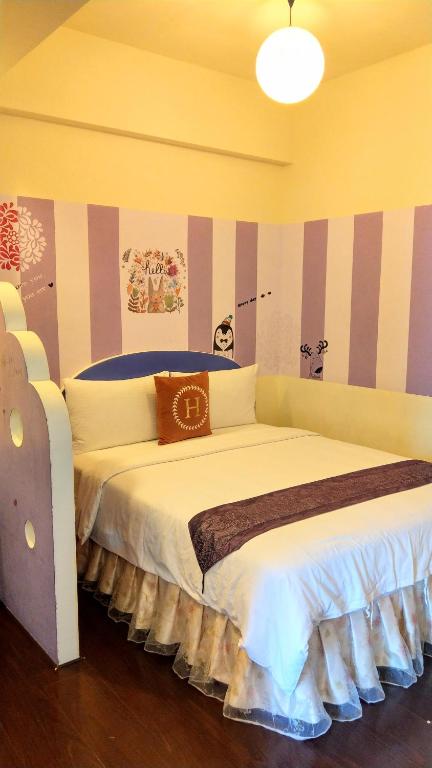 a bedroom with a large bed in a room at Sweet Rainbow B&amp;B in Hualien City