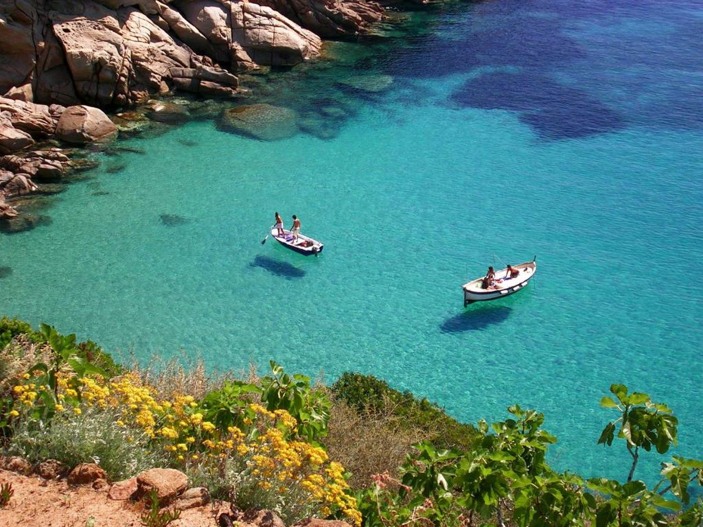 zwei Boote in einem blauen Wasser in der Unterkunft Ammiraglio in Campese