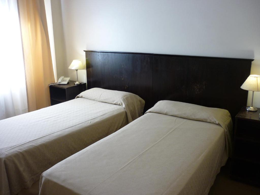 Postel nebo postele na pokoji v ubytování Hotel Puerta del Sol