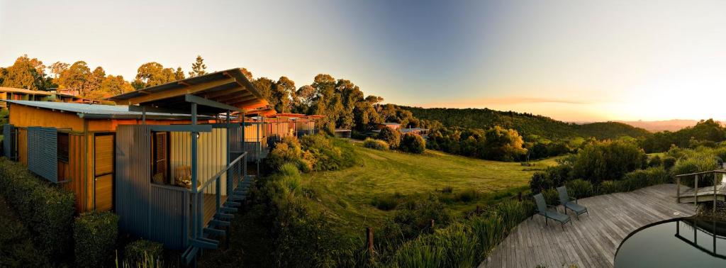 ein Haus auf einem Hügel mit Blick auf ein Feld in der Unterkunft O'Reilly's Rainforest Retreat in Canungra