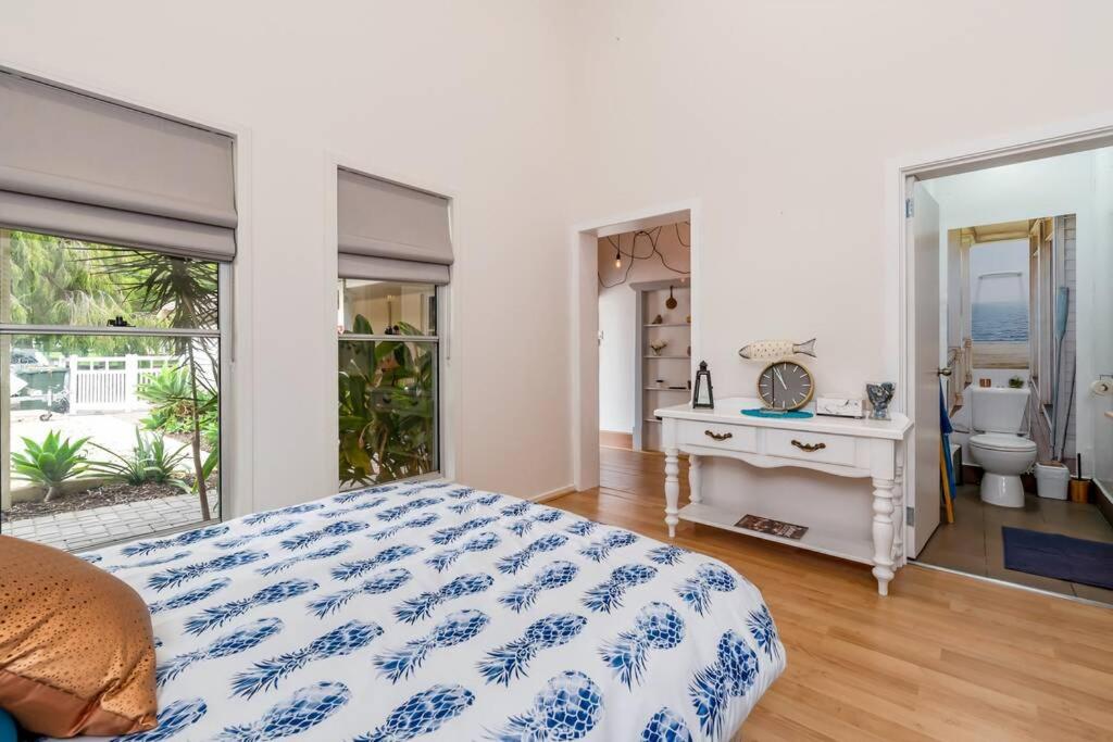 ゴーラーにあるGawler Townhouses 1C , 1 Queen bedのベッドと机と窓のある寝室