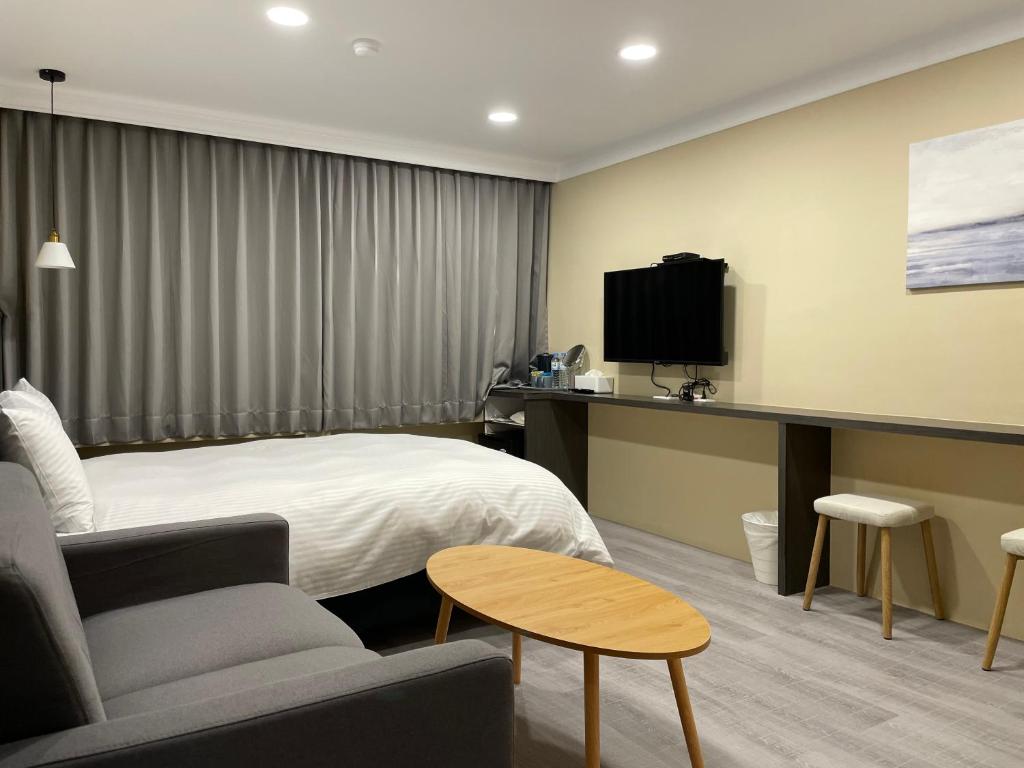 TV a/nebo společenská místnost v ubytování Yoshi Hotel - Tainan Station Branch