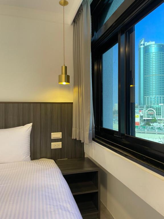 Postel nebo postele na pokoji v ubytování Yoshi Hotel - Tainan Station Branch