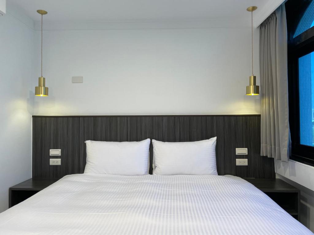 Postel nebo postele na pokoji v ubytování Yoshi Hotel - Tainan Station Branch