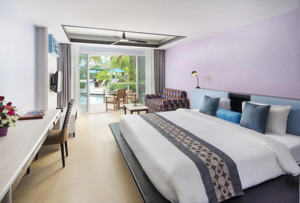 Un pat sau paturi într-o cameră la Anyavee Tubkaek Beach Resort- SHA Plus