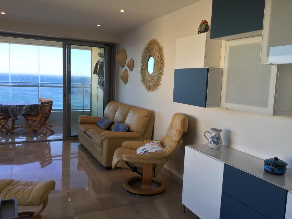 sala de estar con sofá y mesa en Bord de mer - Cannes la Bocca, en Cannes