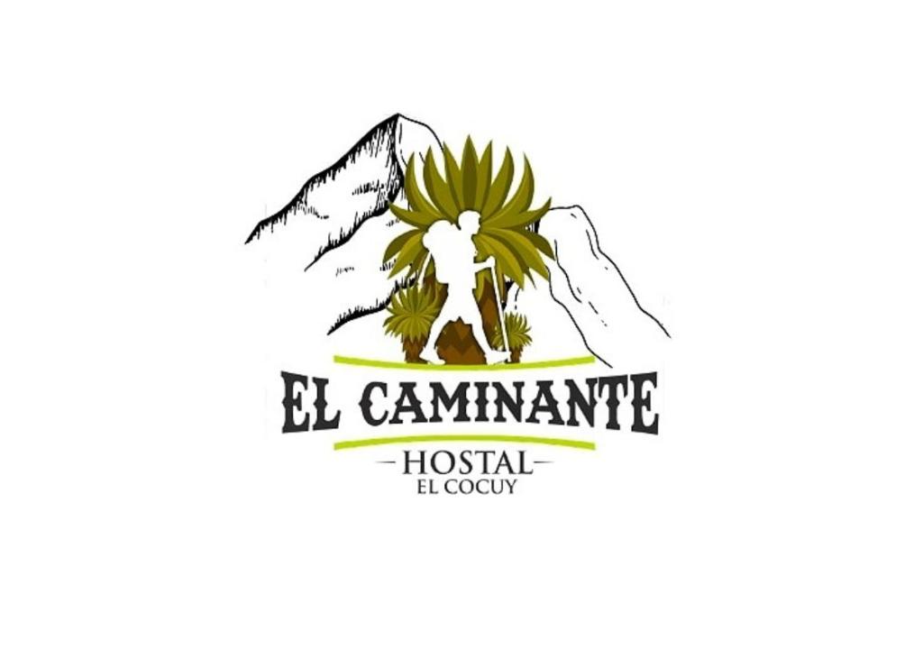 człowiek stojący pod logo palmy w obiekcie Hostal El Caminante w mieście El Cocuy