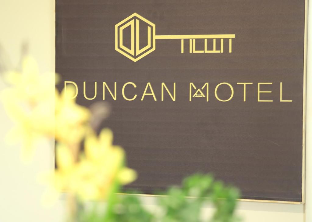 un panneau pour un motel jumeirah dans l'établissement Duncan Motel, à Duncan