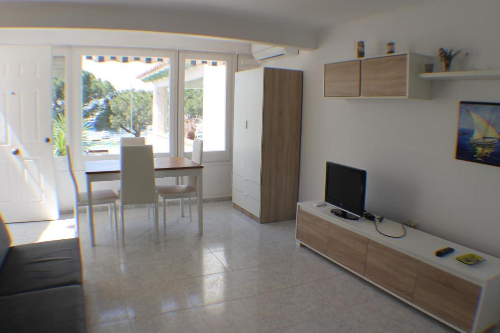 A television and/or entertainment centre at Agi Port de Rosas