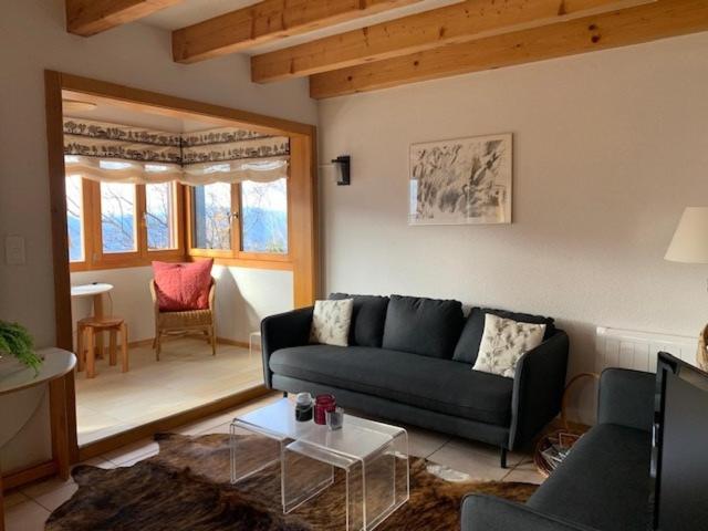 ein Wohnzimmer mit einem Sofa und einem Tisch in der Unterkunft Eanta SUNNY & MOUNTAIN chalet 10 pers by Alpvision Résidences in Veysonnaz