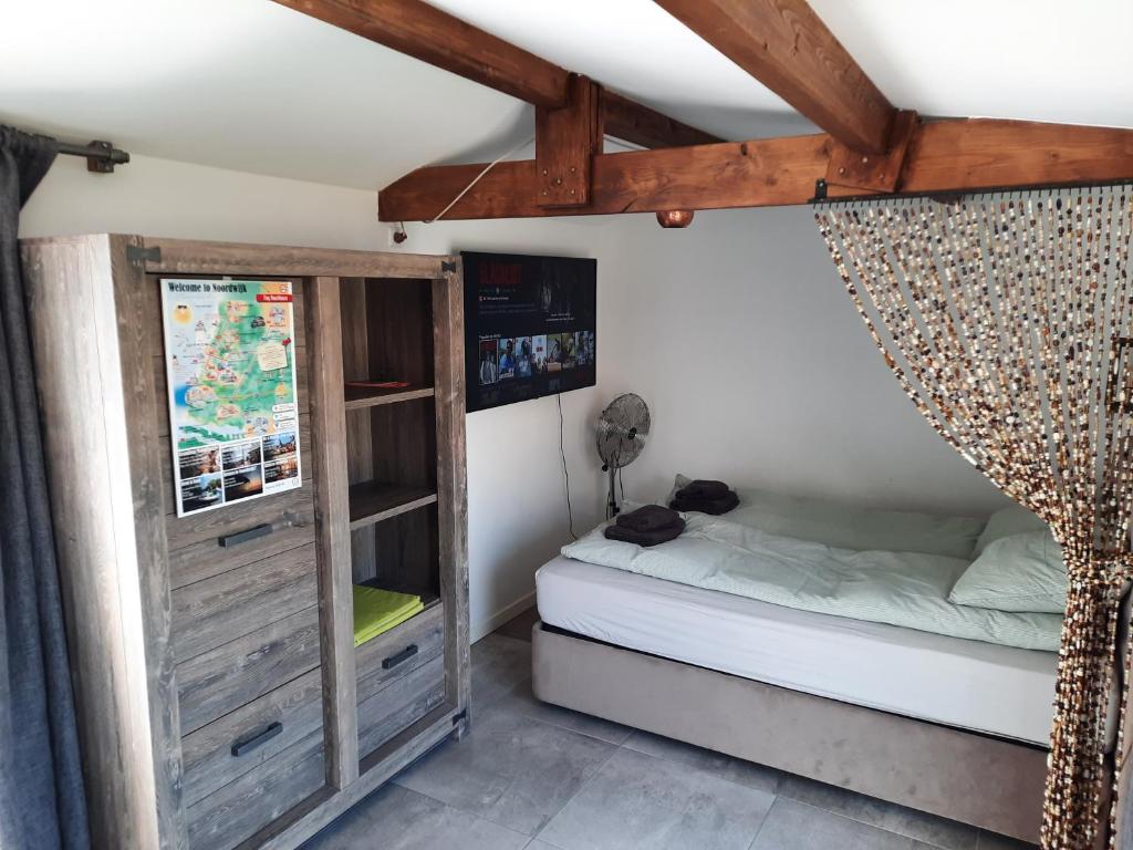sypialnia z łóżkiem piętrowym i oknem w obiekcie Tiny Beachstudio w mieście Noordwijk
