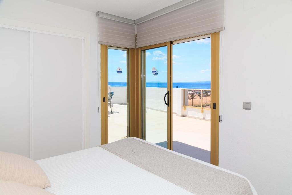 Postel nebo postele na pokoji v ubytování UHC ACACIAS APARTMENTS SALOU