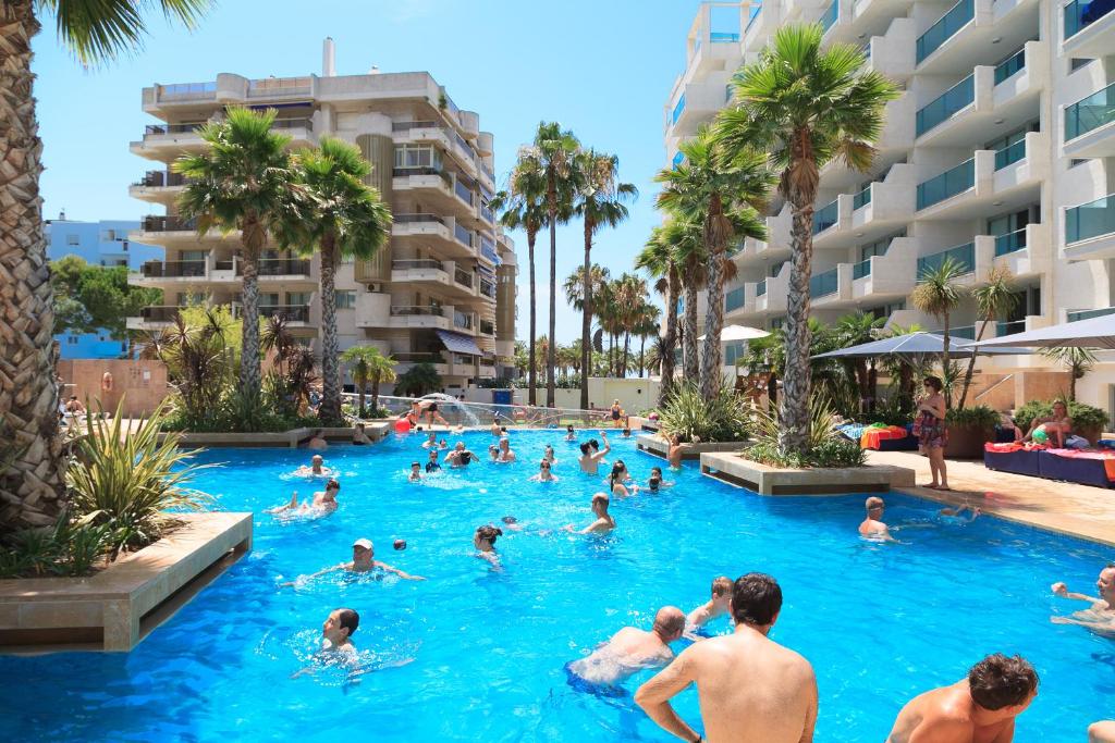 Bazén v ubytování UHC ACACIAS APARTMENTS SALOU nebo v jeho okolí