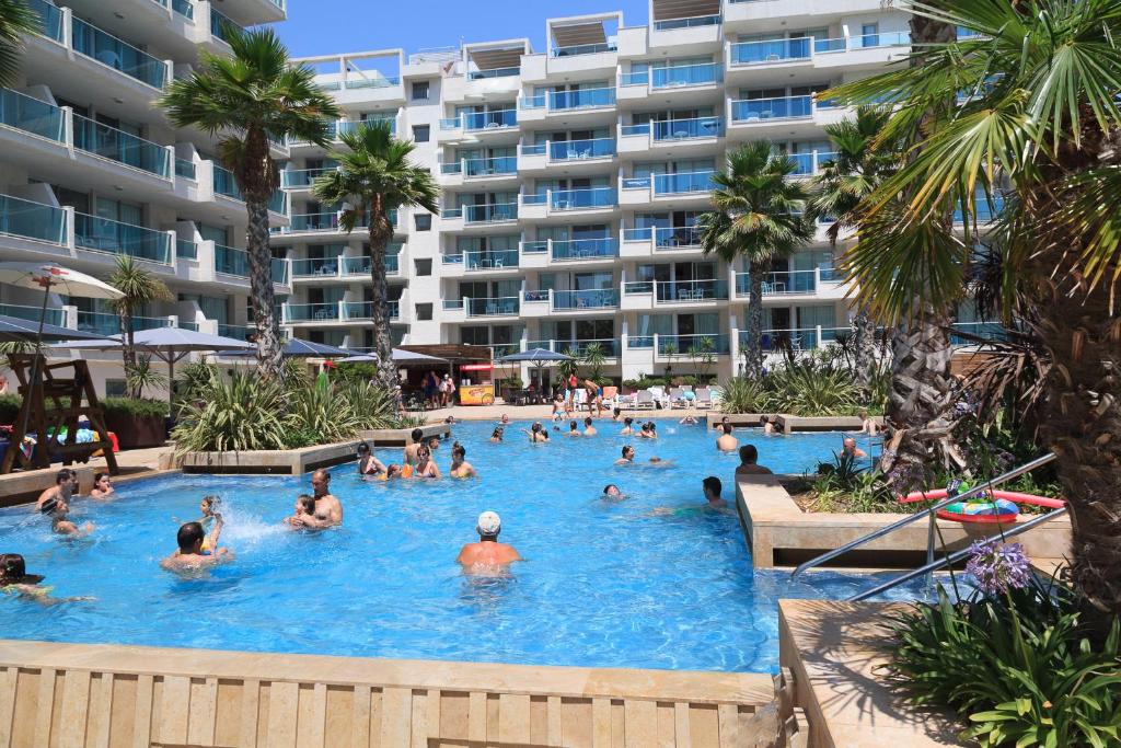 Bazén v ubytování UHC ACACIAS APARTMENTS SALOU nebo v jeho okolí