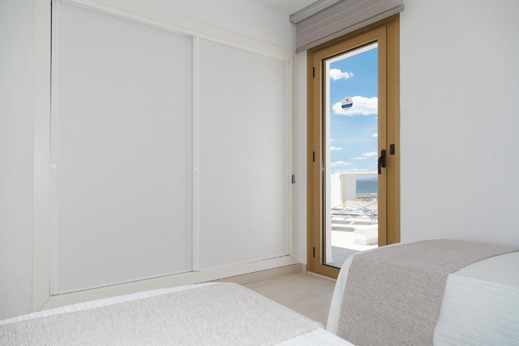 Postel nebo postele na pokoji v ubytování UHC ACACIAS APARTMENTS SALOU