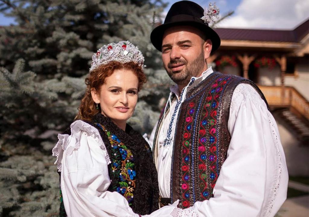 a man and a woman wearing a tiara at Pensiunea Casa Traditiilor in Ieud