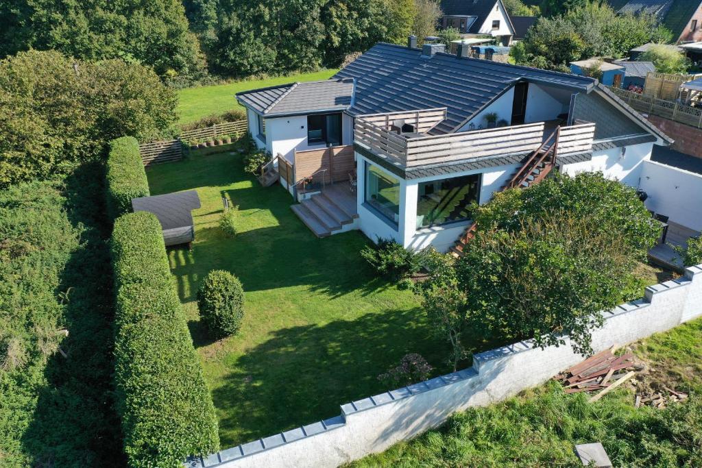 an aerial view of a house with a yard at Ferienhaus Strandläufer in Langballig