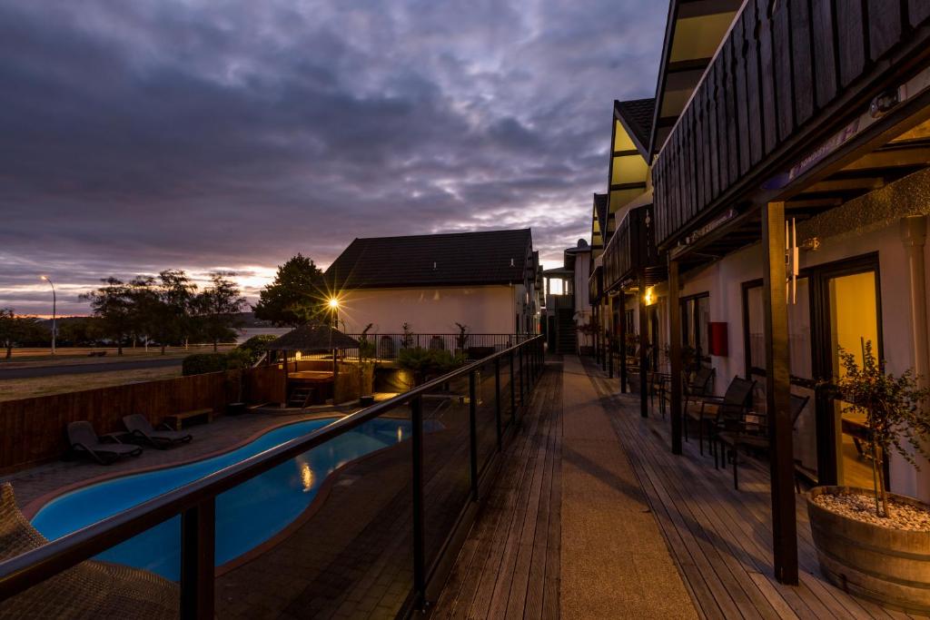 Le Chalet Suisse Motel Taupo - Resim 44