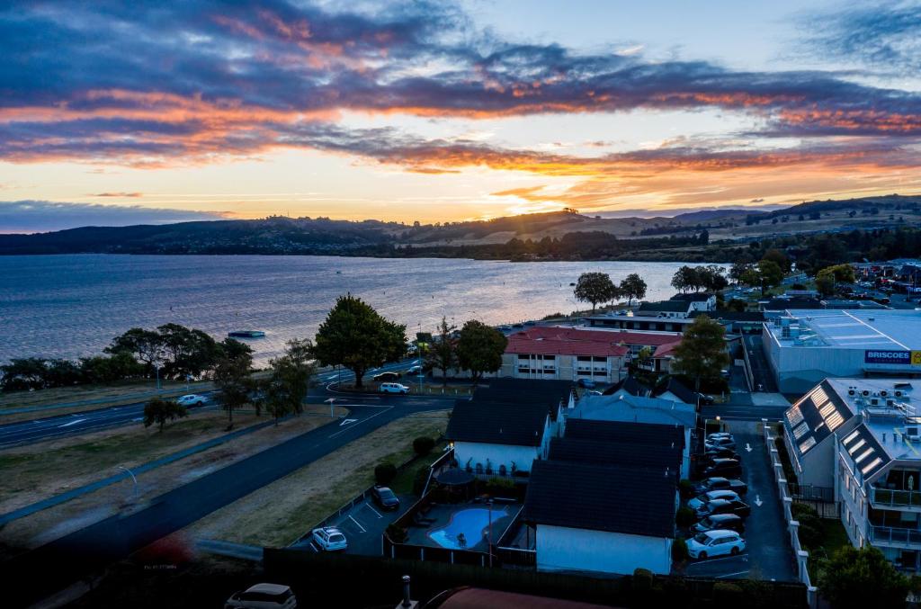 Le Chalet Suisse Motel Taupo - Resim 42