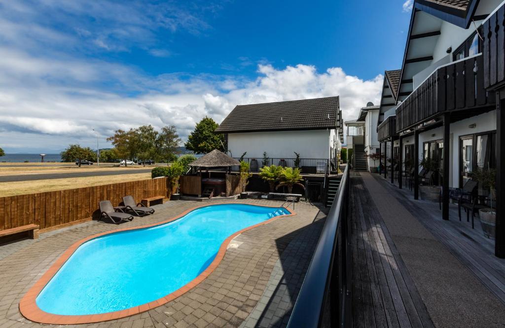 Bazén v ubytování Le Chalet Suisse Motel Taupo nebo v jeho okolí