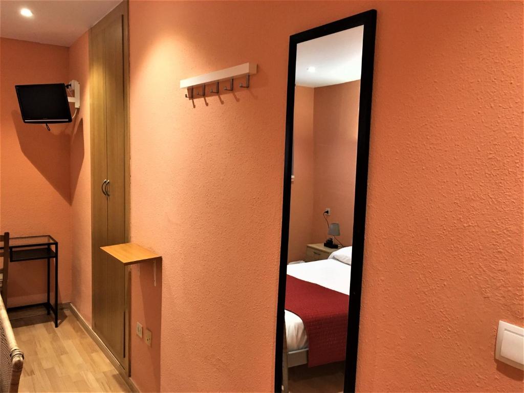 TV a/nebo společenská místnost v ubytování Hotel Roc de St Miquel & Apartment