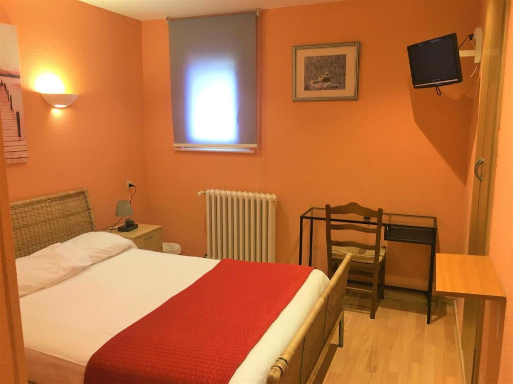 Postel nebo postele na pokoji v ubytování Hotel Roc de St Miquel & Apartment