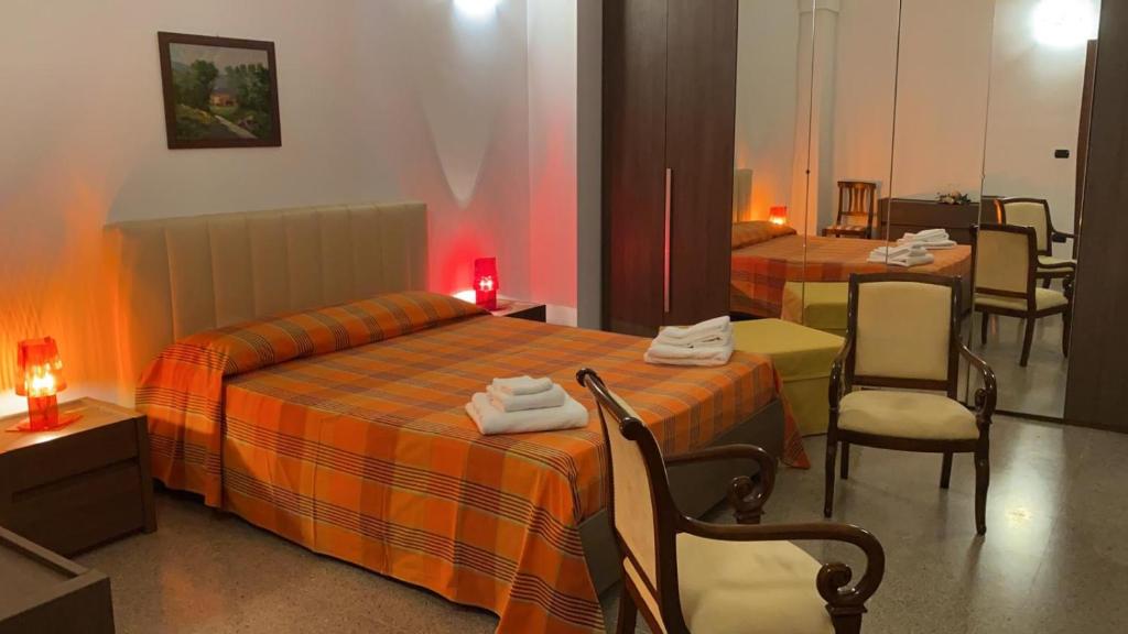 pokój hotelowy z 2 łóżkami i 2 krzesłami w obiekcie B&b Cocuma w mieście Cocumola