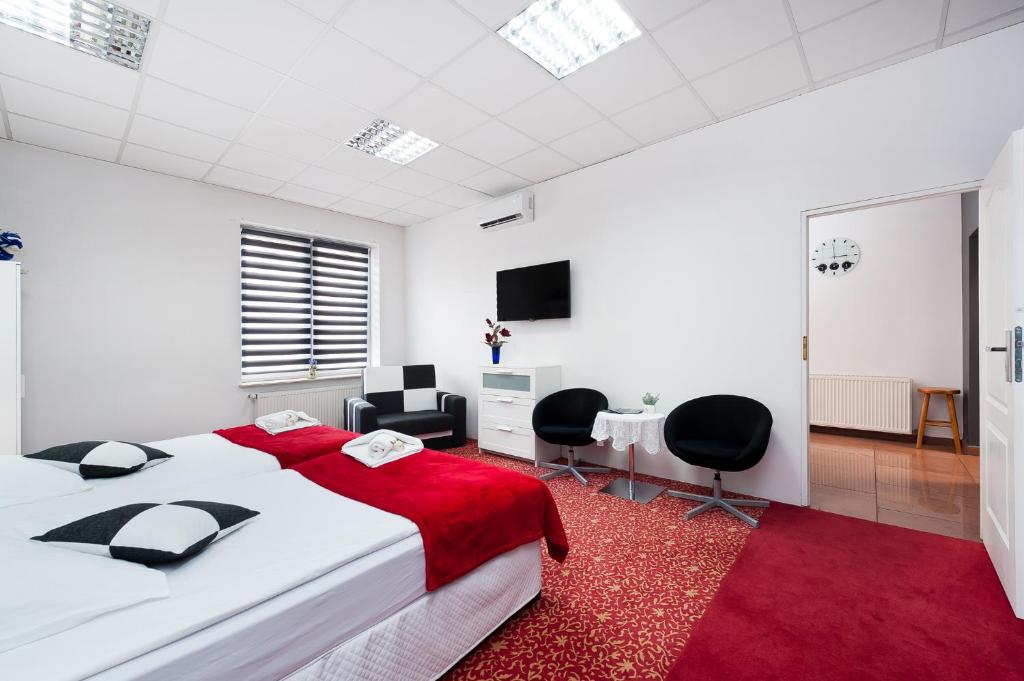 a bedroom with a large bed and a red rug at Apartament Solny Wieliczka Centrum 5 in Wieliczka