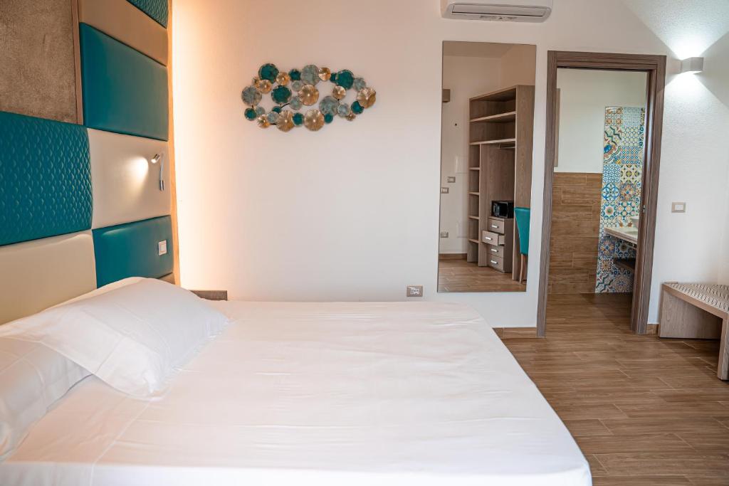 Postel nebo postele na pokoji v ubytování AQUA SARDINIA boutique hotel