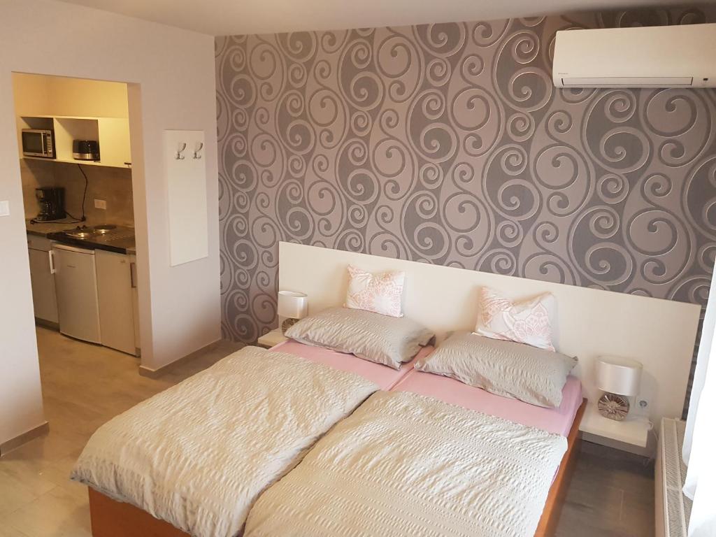 Kuchyň nebo kuchyňský kout v ubytování Flamingó Apartmanház