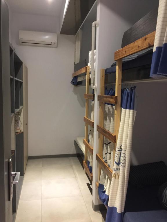 Palanda nebo palandy na pokoji v ubytování Chingya House