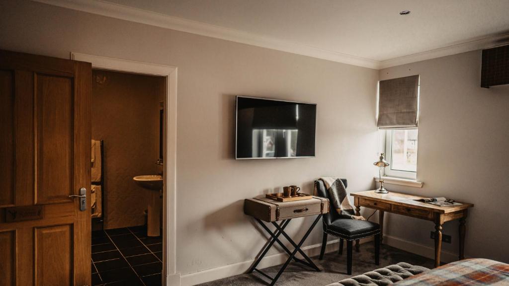 TV a/nebo společenská místnost v ubytování Broadford Hotel