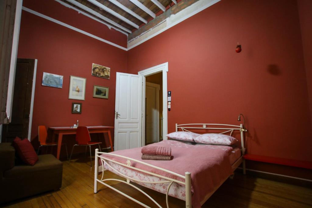 una camera con letto e tavolo di The monumental house ad Atene