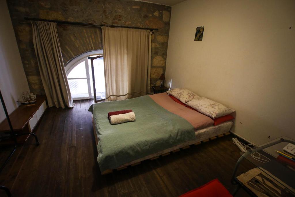 una camera con un letto in una stanza con una finestra di The monumental house ad Atene
