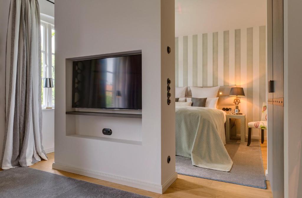 TV a/nebo společenská místnost v ubytování Weissenhaus Private Nature Luxury Resort