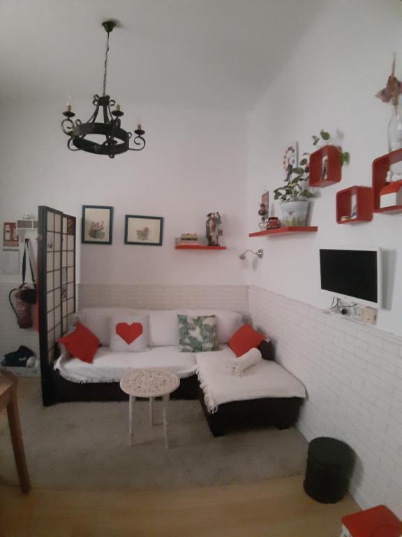 マドリードにあるApartamento Madrid Rio Manzanaresのリビングルーム(ソファ、テレビ付)