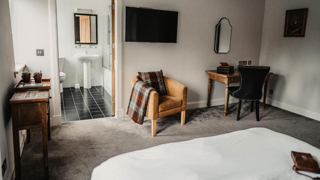 Postel nebo postele na pokoji v ubytování Broadford Hotel