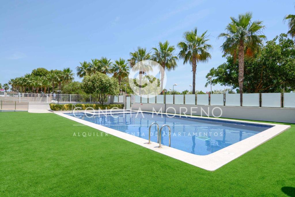 Villa con piscina y césped verde en Vila Dorpesa VII-CM, en Oropesa del Mar