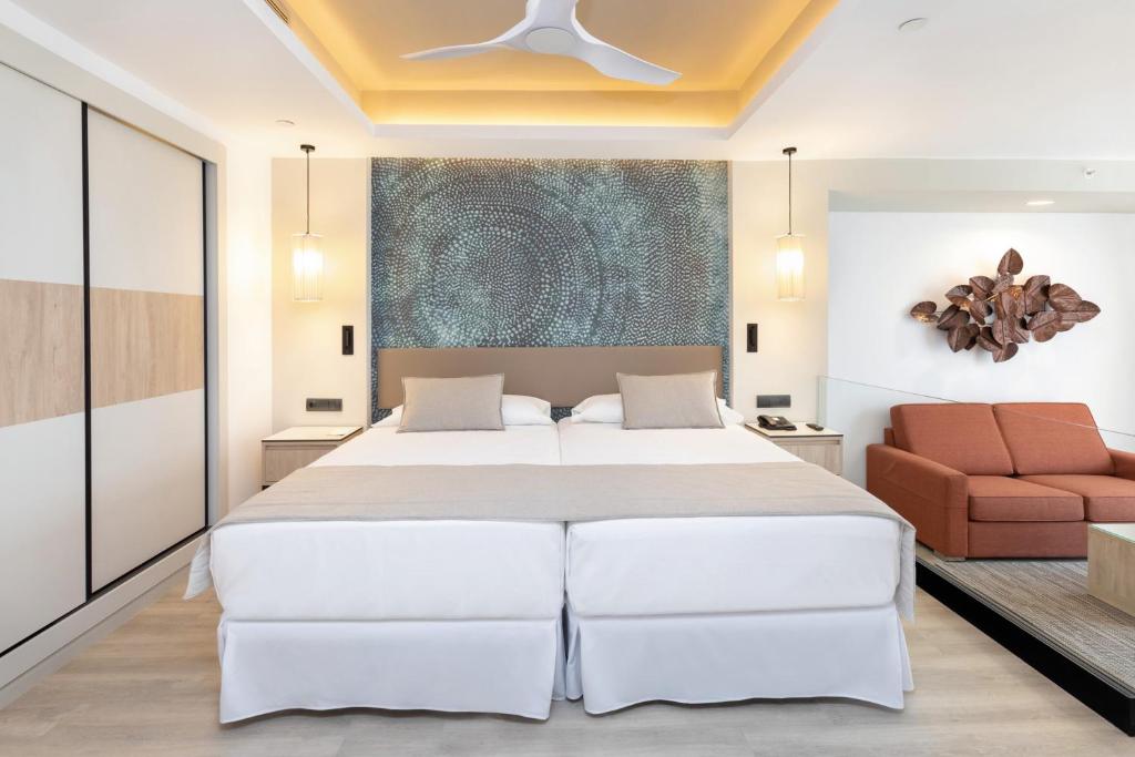 Postel nebo postele na pokoji v ubytování Hotel Riu Palace Jandia