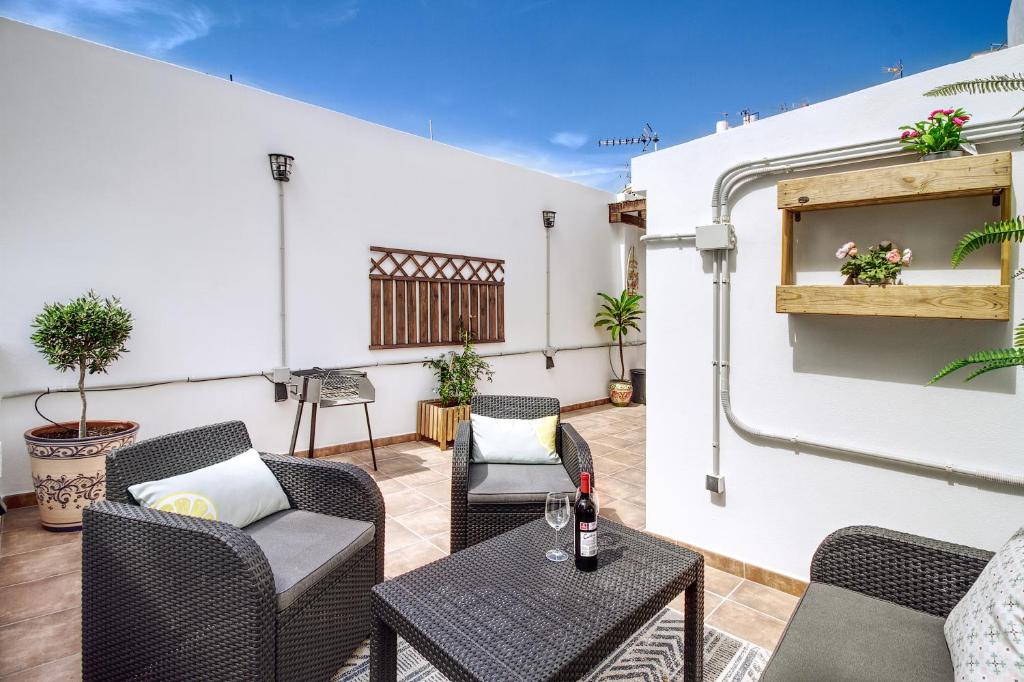Posedenie v ubytovaní Barceló 21, parking on request, Atico With terrace & Studio With Patio, Center, breakfast included, quite neighborhood, BC
